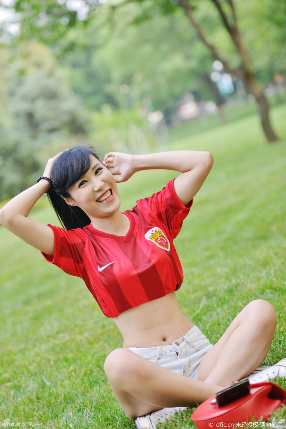 足球宝贝评选引争议，是助威还是低俗？