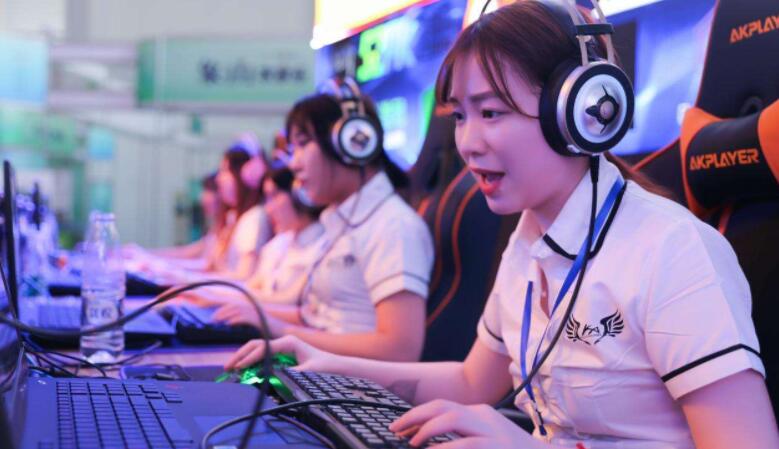 -包含电竞爱情：多位职业选手与女解说恋情曝光的词条