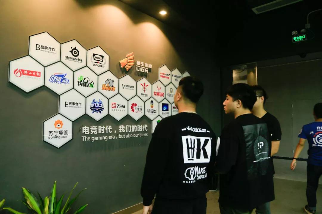 关于电竞俱乐部跨界合作，与潮牌、音乐节联动的信息