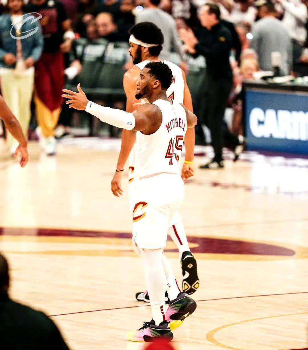 开云体育在线-米切尔腿筋拉伤，骑士季后赛前景蒙阴影