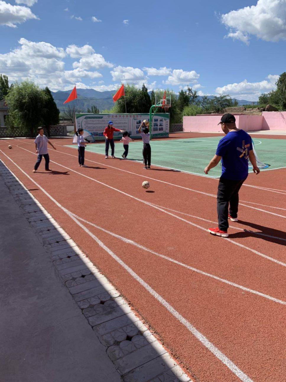 开云体育网站入口-体育教育扶贫：偏远山区建百个运动场的简单介绍