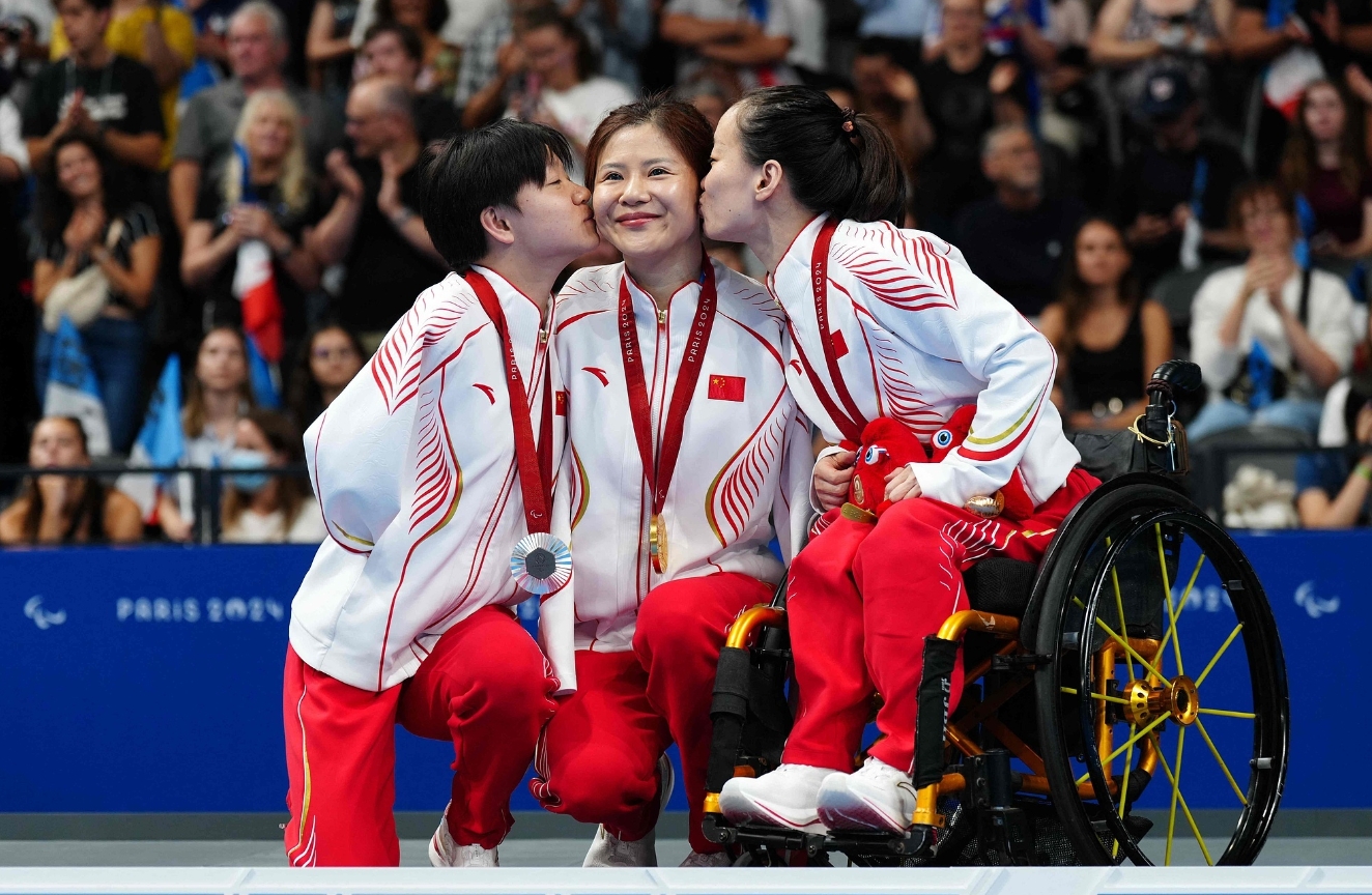 “慈善运动会:明星为公益献身,赛场外的感人故事!” “慈善运动会:明星为公益献身,赛场外的感人故事!”