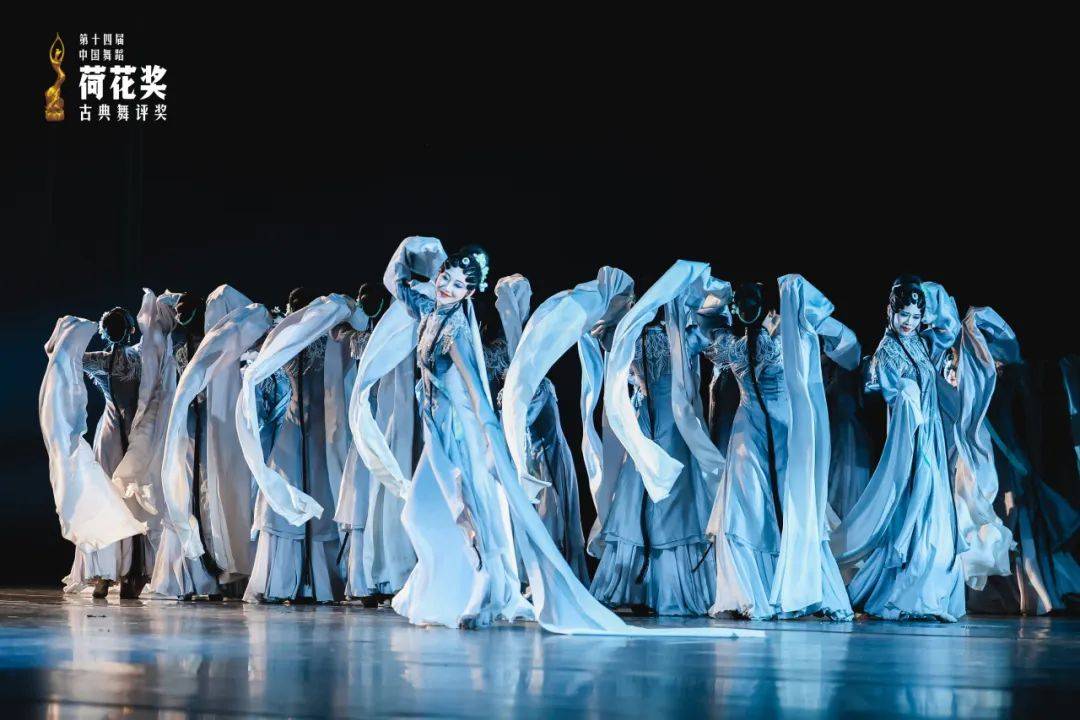 “古典舞与现代体育的结合,为赛事增添艺术色彩!” “古典舞与现代体育的结合,为赛事增添艺术色彩!”